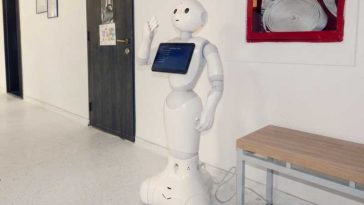 Bihor: Roboțelul Pepper îi întâmpină pe candidații la Facultatea de Științe Economice și le oferă informații despre admitere