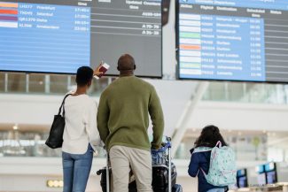 PE îmbunătăţeşte drepturile pasagerilor care utilizează transportul aerian – Despăgubiri obţinute mai simplu şi rapid, copiilor li se atribuie locuri fără costuri suplimentare, iar preţul biletului va include un bagaj de mână