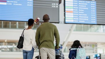 PE îmbunătăţeşte drepturile pasagerilor care utilizează transportul aerian – Despăgubiri obţinute mai simplu şi rapid, copiilor li se atribuie locuri fără costuri suplimentare, iar preţul biletului va include un bagaj de mână