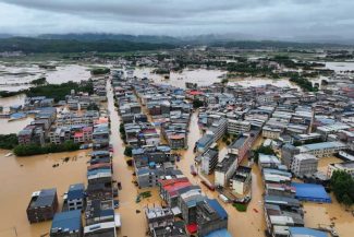 Ploi diluviene în China/ Cel puțin 130.000 de persoane au fost evacuate