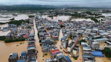 Ploi diluviene în China/ Cel puțin 130.000 de persoane au fost evacuate