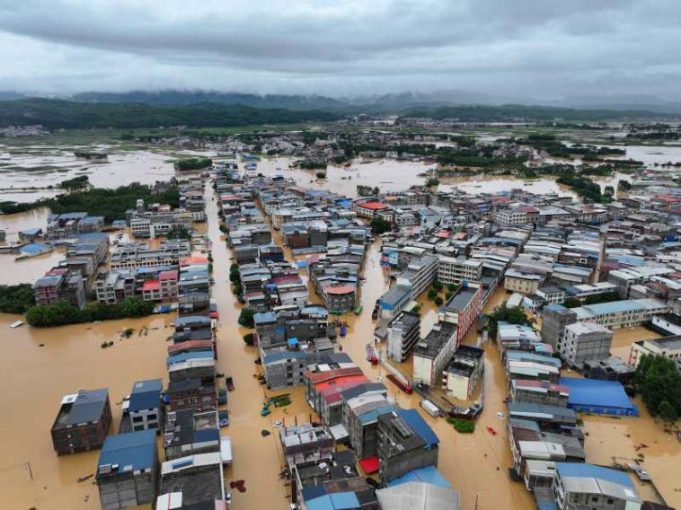 Ploi diluviene în China/ Cel puțin 130.000 de persoane au fost evacuate