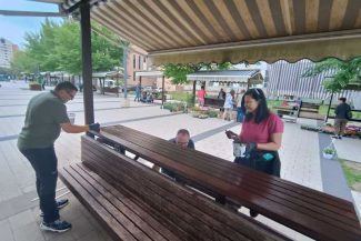 Harghita: Angajații Primăriei Miercurea-Ciuc și tineri sportivi au revopsit mobilierul urban, în cadrul acțiunii Ziua Verde