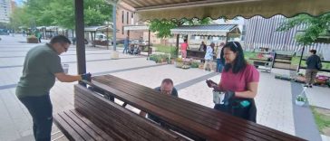 Harghita: Angajații Primăriei Miercurea-Ciuc și tineri sportivi au revopsit mobilierul urban, în cadrul acțiunii Ziua Verde