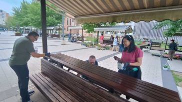 Harghita: Angajații Primăriei Miercurea-Ciuc și tineri sportivi au revopsit mobilierul urban, în cadrul acțiunii Ziua Verde