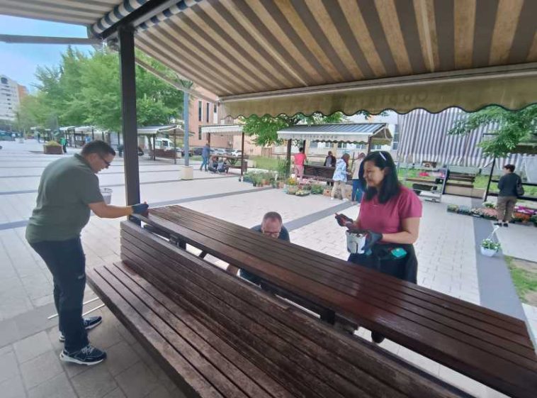 Harghita: Angajații Primăriei Miercurea-Ciuc și tineri sportivi au revopsit mobilierul urban, în cadrul acțiunii Ziua Verde