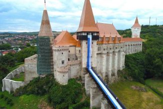 Hunedoara: Drapel imens al suporterilor Corvinului, desfășurat la Castelul Corvinilor