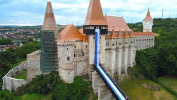 Hunedoara: Drapel imens al suporterilor Corvinului, desfășurat la Castelul Corvinilor