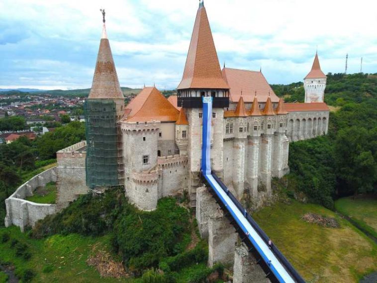 Hunedoara: Drapel imens al suporterilor Corvinului, desfășurat la Castelul Corvinilor