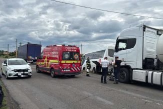 Neamț: Coliziune între un microbuz, o autocisternă și un camion pe DN 15; șase persoane implicate