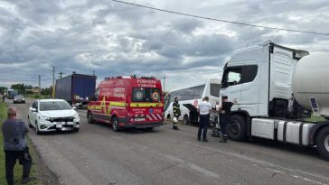 Neamț: Coliziune între un microbuz, o autocisternă și un camion pe DN 15; șase persoane implicate