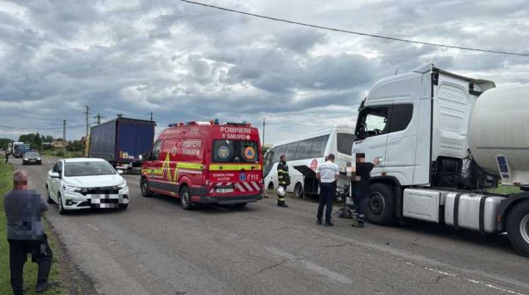 Neamț: Coliziune între un microbuz, o autocisternă și un camion pe DN 15; șase persoane implicate