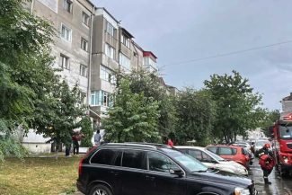 Botoșani: Zece persoane evacuate dintr-un bloc, după un incendiu într-un apartament de la parterul imobilului