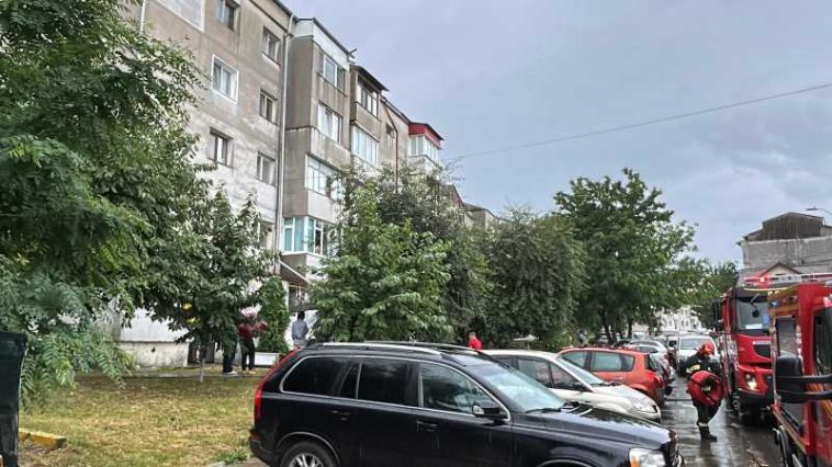 Botoșani: Zece persoane evacuate dintr-un bloc, după un incendiu într-un apartament de la parterul imobilului