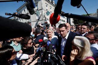 Franța: Deși condamnată penal, Marine Le Pen va face campanie pentru prezidențiale în tandem cu Jordan Bardella