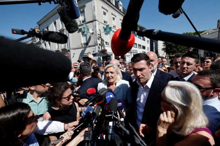 Franța: Deși condamnată penal, Marine Le Pen va face campanie pentru prezidențiale în tandem cu Jordan Bardella