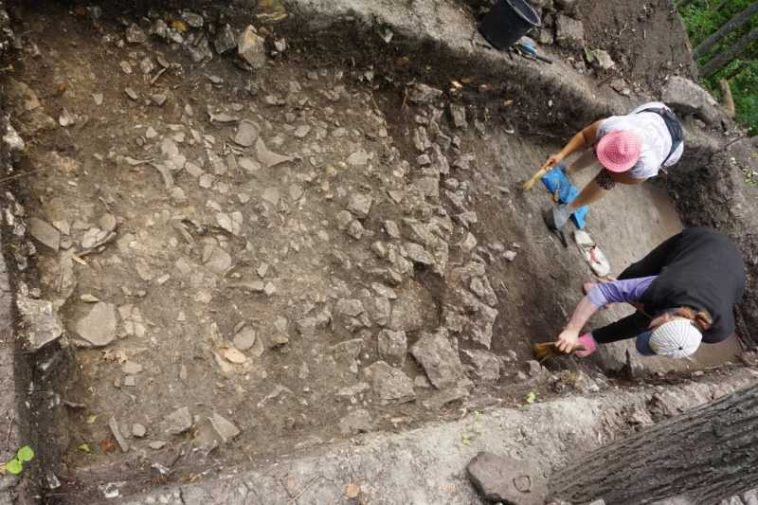 Buzău: Lucrările arheologice din situl Târcov-Piatra cu Lilieci – încheiate cu ajutorul zilierilor, coordonați de specialiști