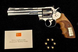 Liderii UE intenționează să depoziteze în siguranță pistoalele primite cadou de la Erdogan