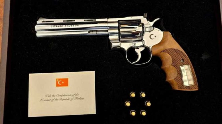 Liderii UE intenționează să depoziteze în siguranță pistoalele primite cadou de la Erdogan