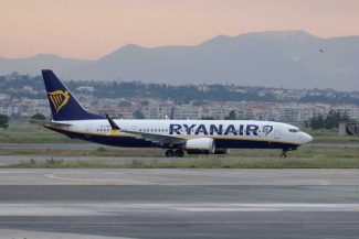 Panică la bordul unui avion care a decolat din Grecia; un pasager a fost rănit