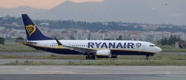 Panică la bordul unui avion care a decolat din Grecia; un pasager a fost rănit