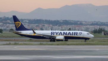 Panică la bordul unui avion care a decolat din Grecia; un pasager a fost rănit