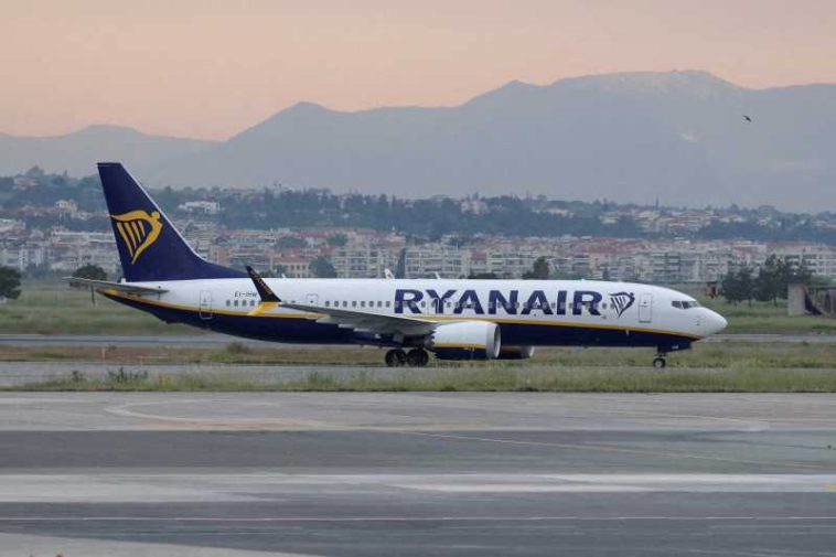 Panică la bordul unui avion care a decolat din Grecia; un pasager a fost rănit