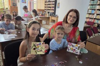 Olt: Tainele artei cu petale și frunze de flori, dezvăluite copiilor la Biblioteca Județeană