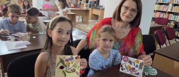 Olt: Tainele artei cu petale și frunze de flori, dezvăluite copiilor la Biblioteca Județeană