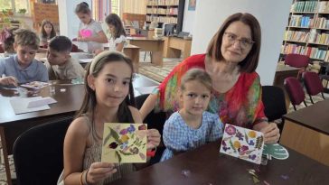 Olt: Tainele artei cu petale și frunze de flori, dezvăluite copiilor la Biblioteca Județeană