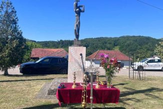 Vâlcea: Victimele detenției comuniste de la Ocnele Mari, omagiate de autorități și comunitate
