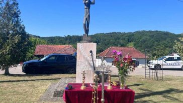 Vâlcea: Victimele detenției comuniste de la Ocnele Mari, omagiate de autorități și comunitate