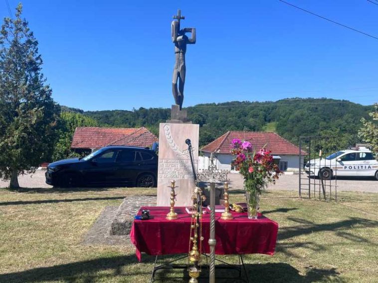 Vâlcea: Victimele detenției comuniste de la Ocnele Mari, omagiate de autorități și comunitate