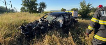 Suceava: Un bărbat a murit într-un accident; un tren de persoane a intrat în coliziune cu un autoturism