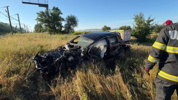 Suceava: Un bărbat a murit într-un accident; un tren de persoane a intrat în coliziune cu un autoturism