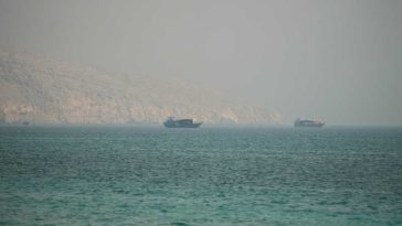 Iranul închide Strâmtoarea Ormuz, SUA lansează noi lovituri