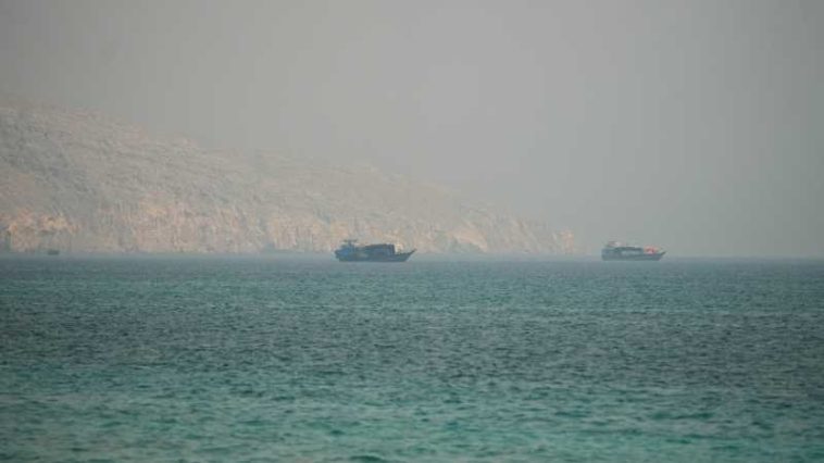 Iranul închide Strâmtoarea Ormuz, SUA lansează noi lovituri