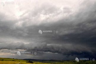 Cod galben de averse torențiale și grindină în localități din județele Caraș-Severin și Mureș, duminică seara