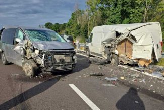 Argeș: Doi răniți în urma coliziunii între un autoturism și o autoutilitară pe DEX 12; circulația a fost deviată
