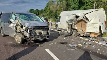 Argeș: Doi răniți în urma coliziunii între un autoturism și o autoutilitară pe DEX 12; circulația a fost deviată