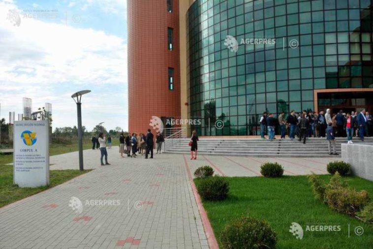 Dâmbovița: Universitatea Valahia acordă burse speciale pentru studenții din anul I cu rezultate deosebite în liceu
