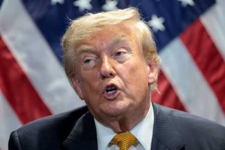 Trump afirmă că restabilește blocada porturilor iraniene și instaurează o taxă pentru tranzitul în Strâmtoarea Ormuz
