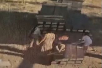 Mai multe persoane au incendiat o stivă de traverse noi din lemn, aflată în proximitatea căii ferate Timișoara Sud