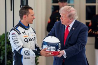 Auto: Pilotul Alex Palou a vizitat Casa Albă și i-a dăruit o cască lui Donald Trump
