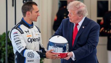 Auto: Pilotul Alex Palou a vizitat Casa Albă și i-a dăruit o cască lui Donald Trump