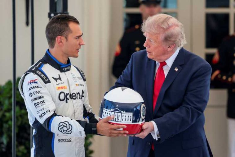 Auto: Pilotul Alex Palou a vizitat Casa Albă și i-a dăruit o cască lui Donald Trump