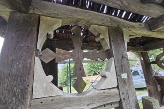 Maramureș: Poarta Mara, construită în 1936, și presa pentru struguri – restaurate de Muzeul Satului