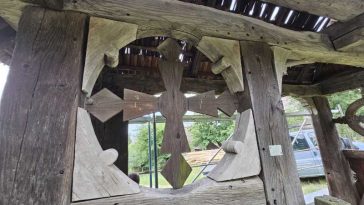 Maramureș: Poarta Mara, construită în 1936, și presa pentru struguri – restaurate de Muzeul Satului