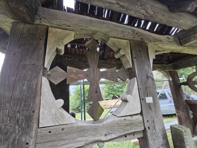 Maramureș: Poarta Mara, construită în 1936, și presa pentru struguri – restaurate de Muzeul Satului