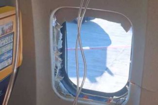 Soția unui pasager care a fost la un pas de a fi aspirat afară dintr-un avion povestește momentele de groază
